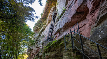 Treppe entlang des Burgfels der Falkenburg