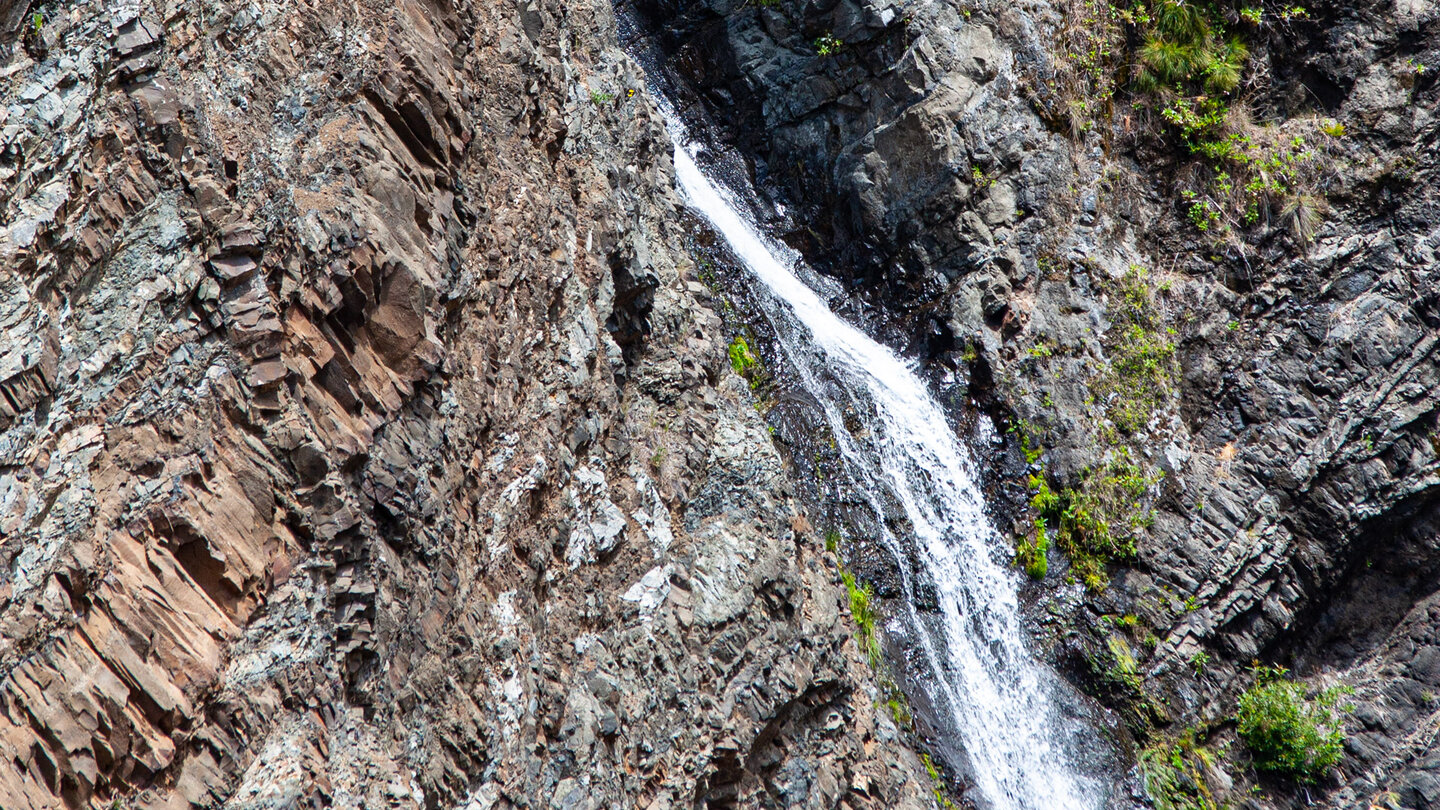 Blick auf das herabstürzende Wasser der Cascada de Desfondada auf La Palma