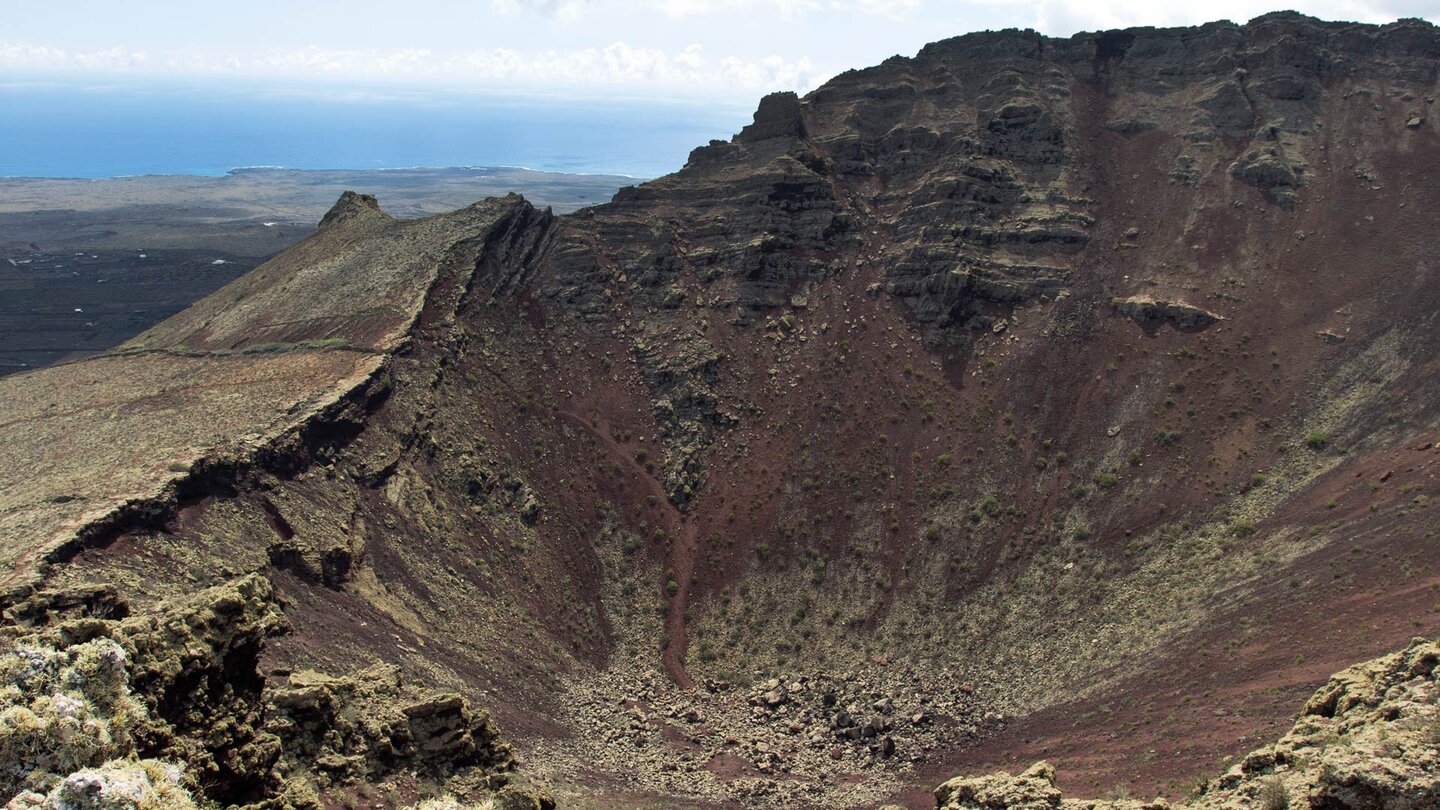 der Blick in den Krater des Monte Corona auf Lanzarote