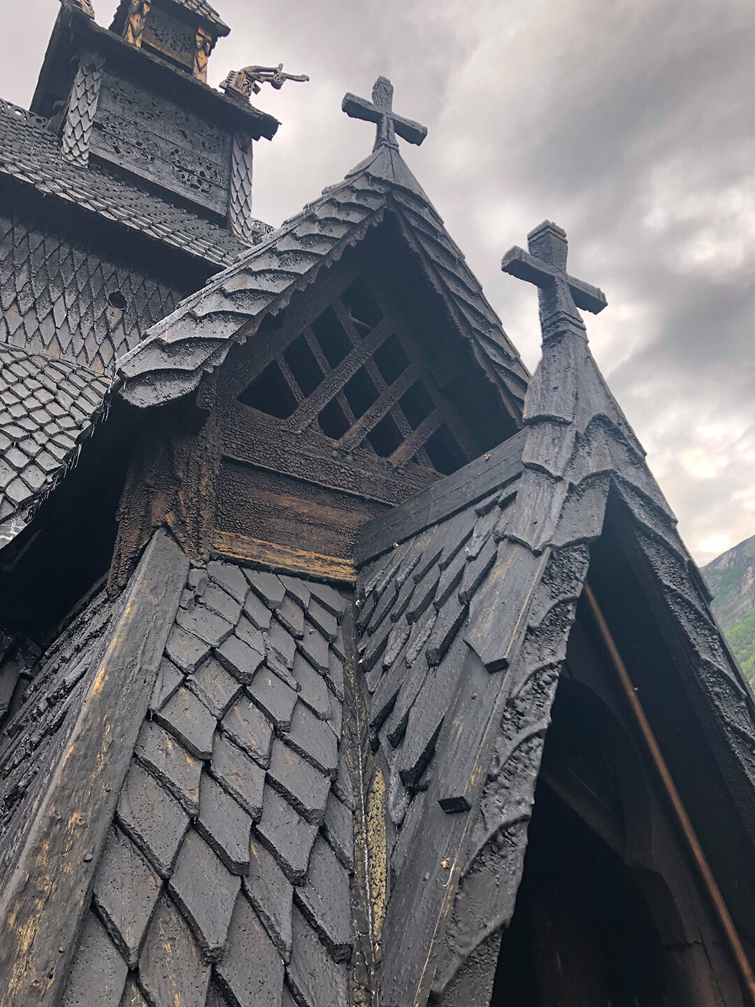 die Dachkonstruktion der Kirche Borgund mit Holzschindeln Dachkonstruktion der Kirche Borgund