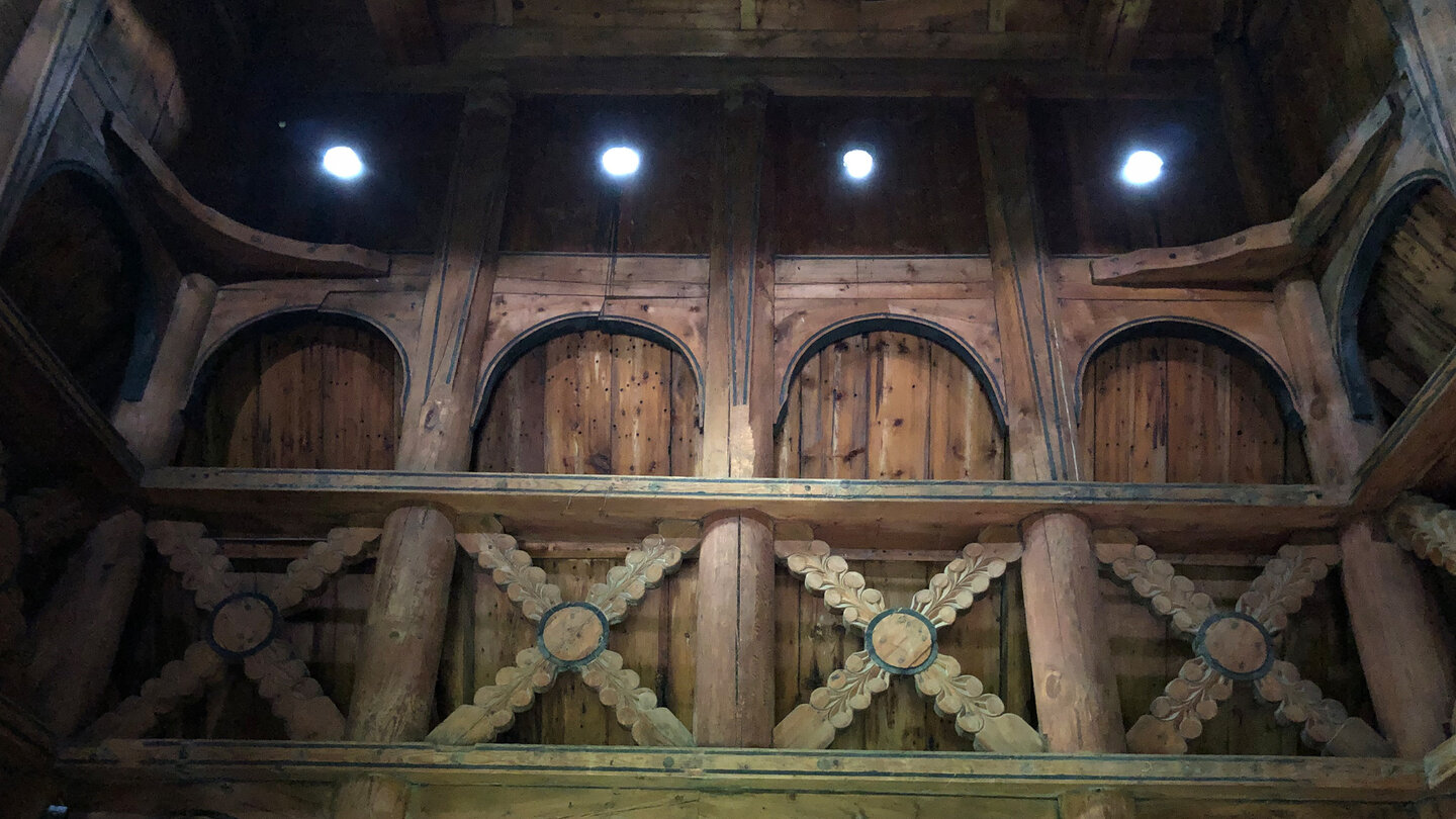 Hochsäulenkonstruktion mit Andreaskreuzen in der Kirche Borgund Hochsäulenkonstruktion in der Kirche Borgund