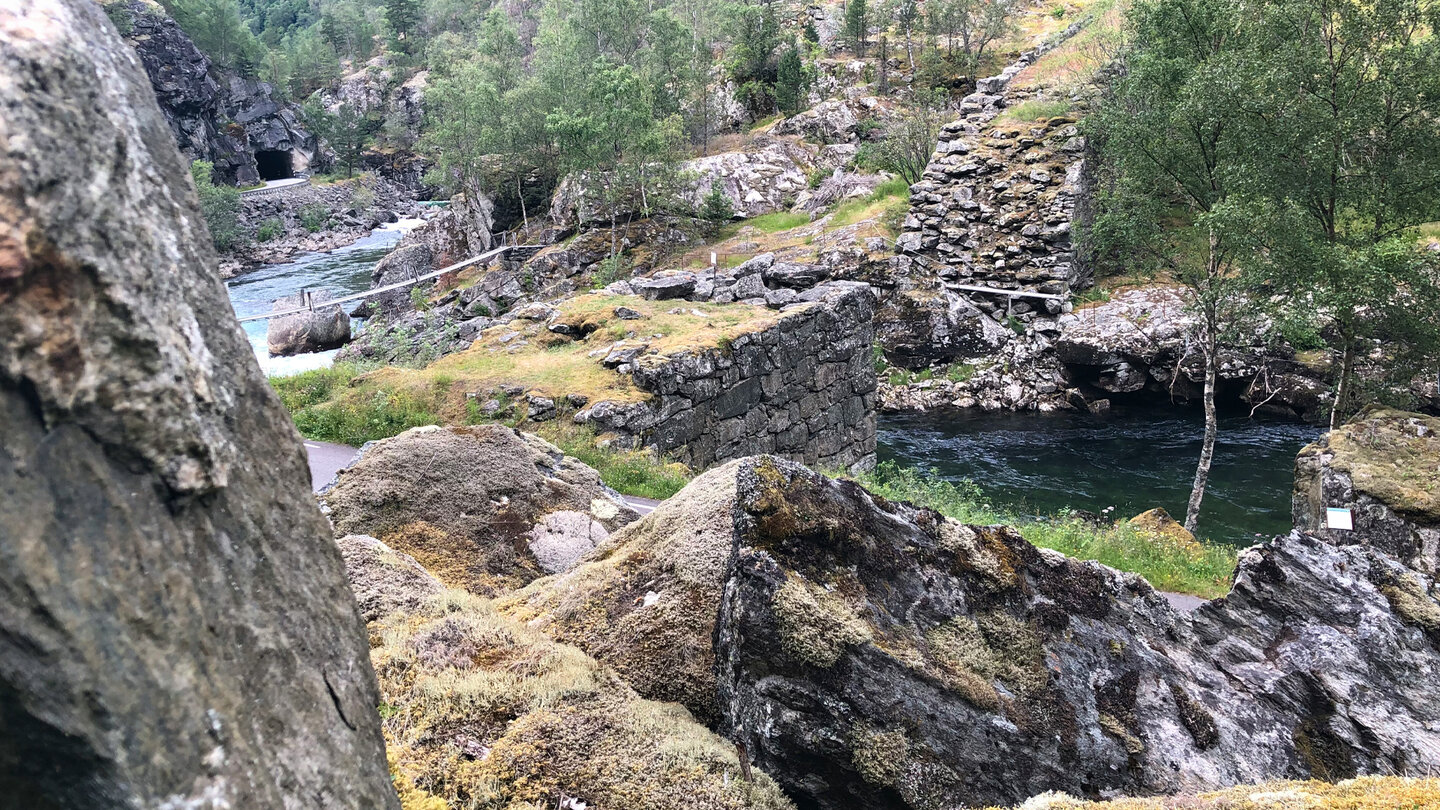 die Ruine der alten Steinbrücke am Lærdalselva Ruine der alten Brücke am Lærdalselva