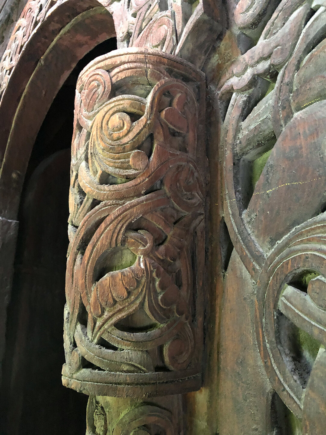 ein geschnitztes Detail in der Kirche Borgund geschnitztes Detail in der Kirche Borgund