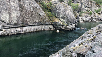 Steg am Lærdalselva entlang