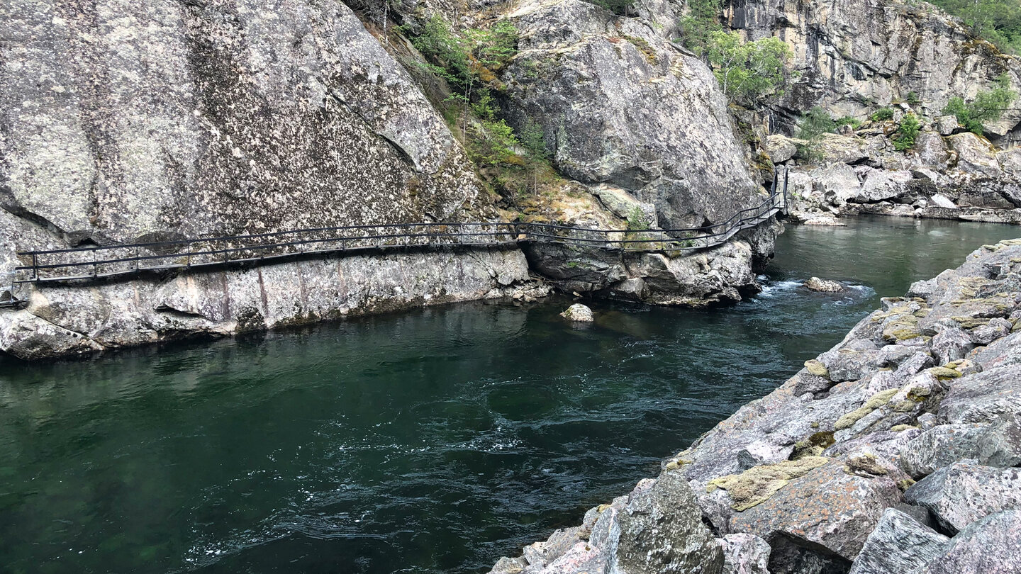 ein Steg führt am Lærdalselva entlang Steg am Lærdalselva entlang