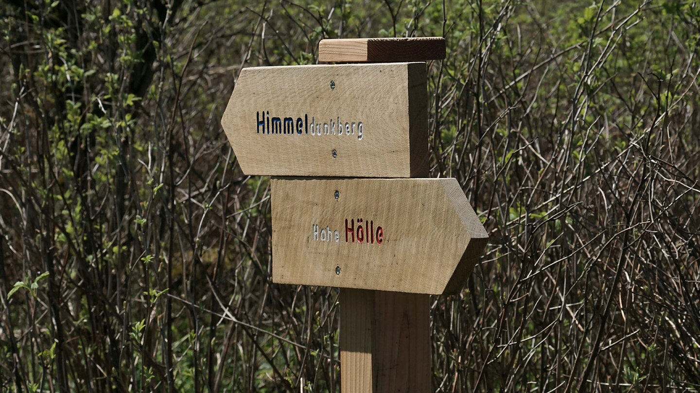 der Wegweiser zwischen Himmel und Hölle Wegweiser zwischen Himmel und Hölle