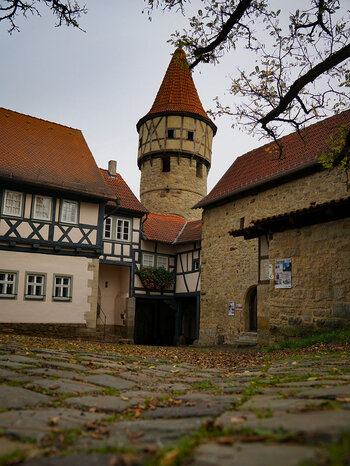 Blick auf die gut erhaltenen Wehrbauten der Stadt Ostheim