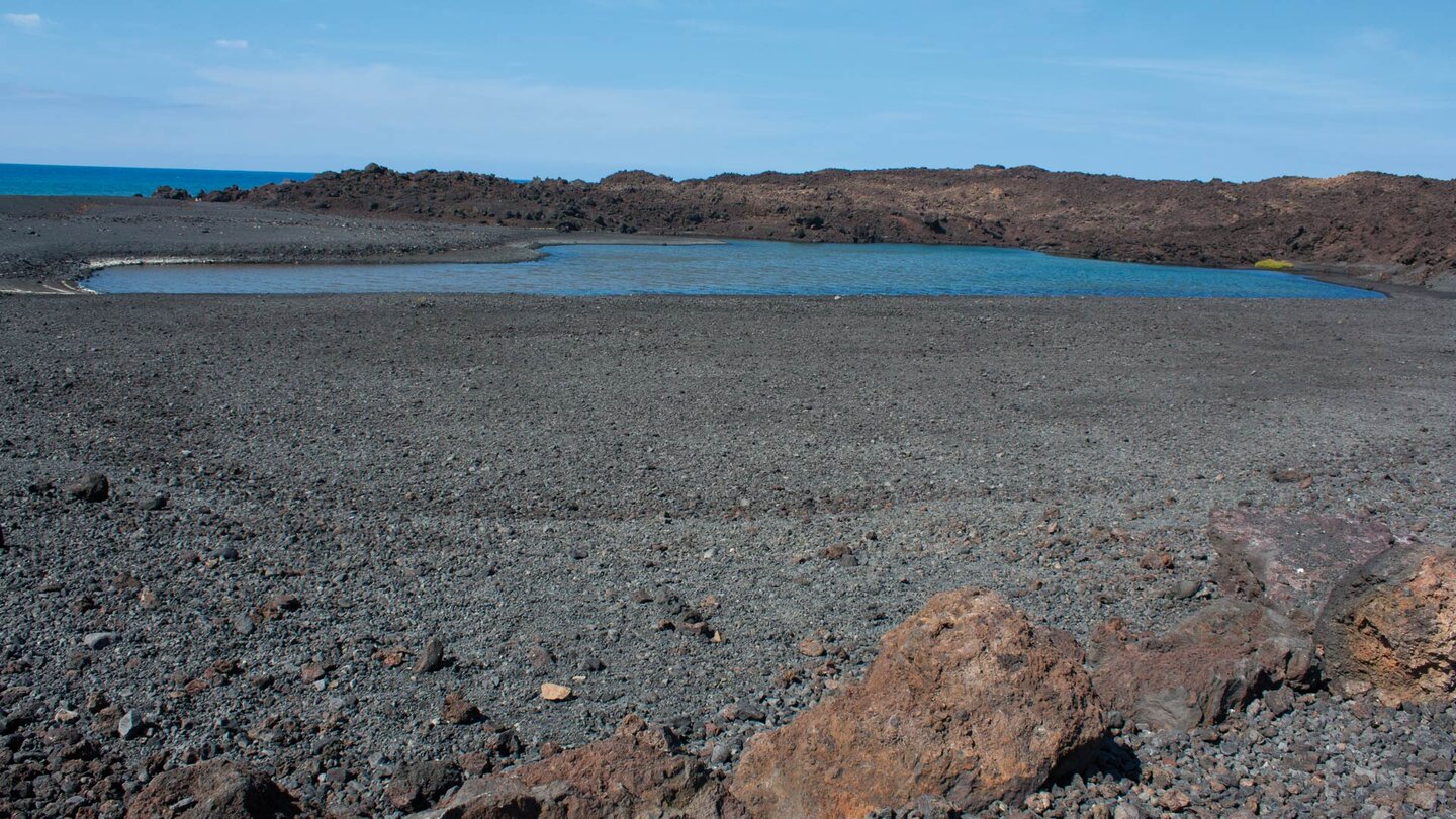 die Salzwasserlagune vor der Küste bei der Playa de Montaña Bermeja auf Lanzarote
