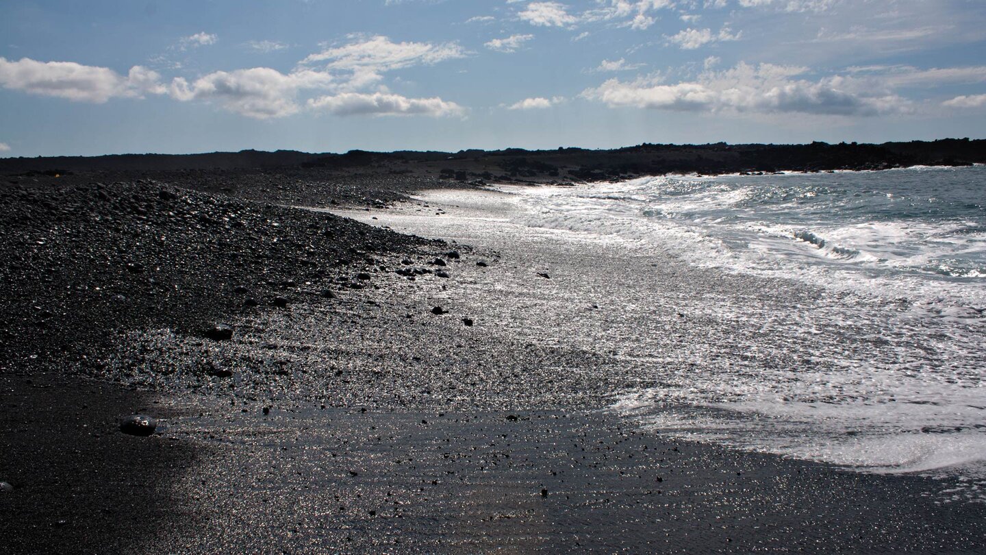 schwarzer Lavasand an der Playa Montaña Bermeja auf Lanzarote