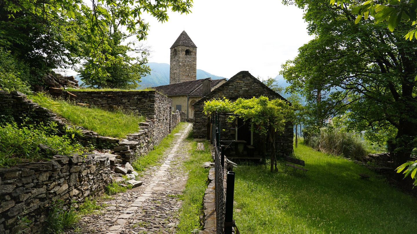 von Curzùtt aus führt eine kleine Gasse zur Kirche San Barnárd Weg von Curzùtt zur Kirche San Barnárd