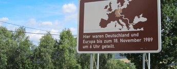 Hinweisschild auf den ehemaligen Grenzverlauf
