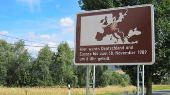 Hinweisschild auf den ehemaligen Grenzverlauf