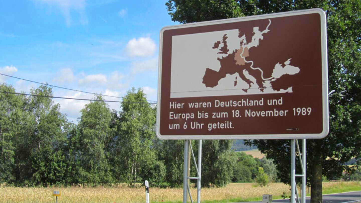 Hinweisschild auf den ehemaligen Grenzverlauf Hinweisschild auf den ehemaligen Grenzverlauf