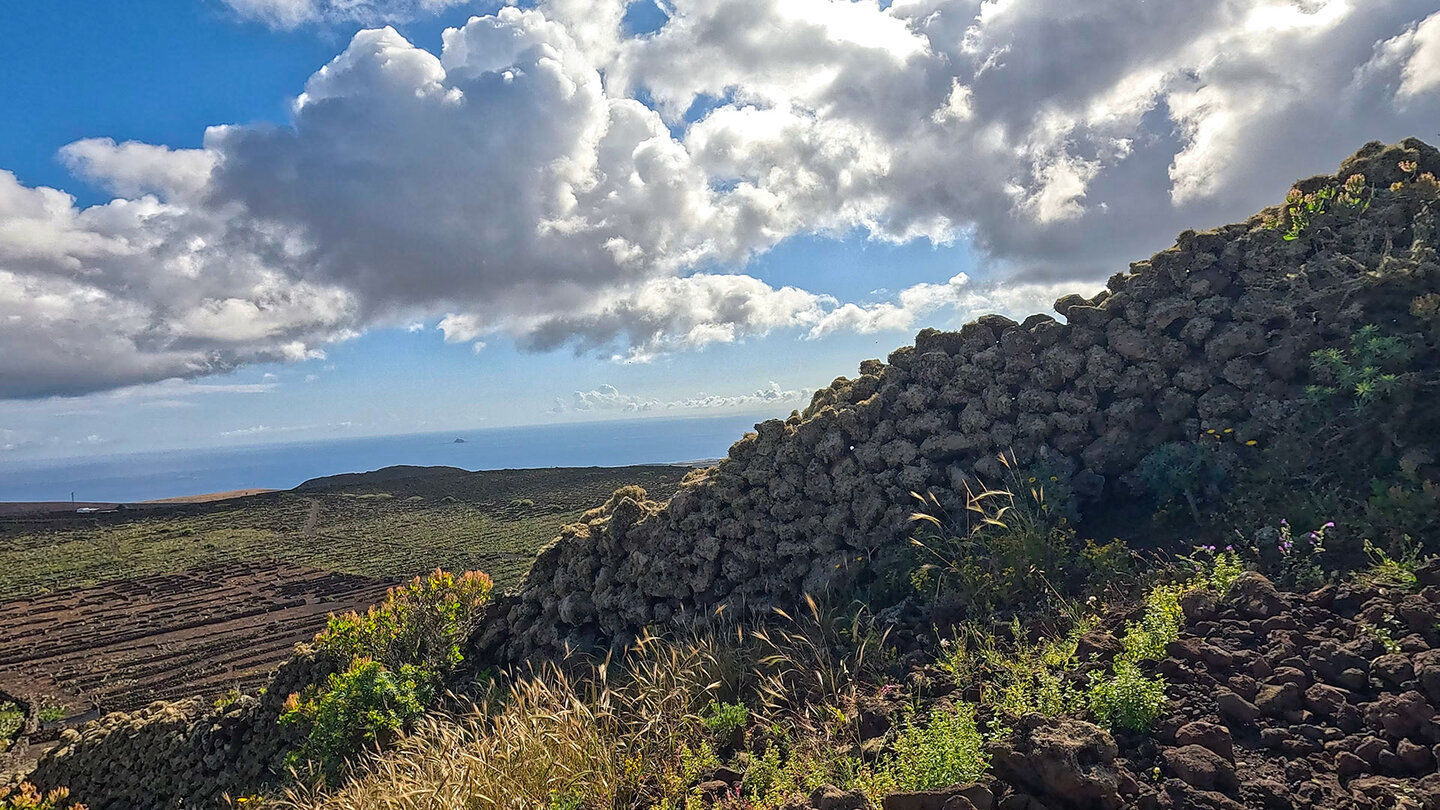 Kulturlandschaft am Monte Corona mit Atlantik