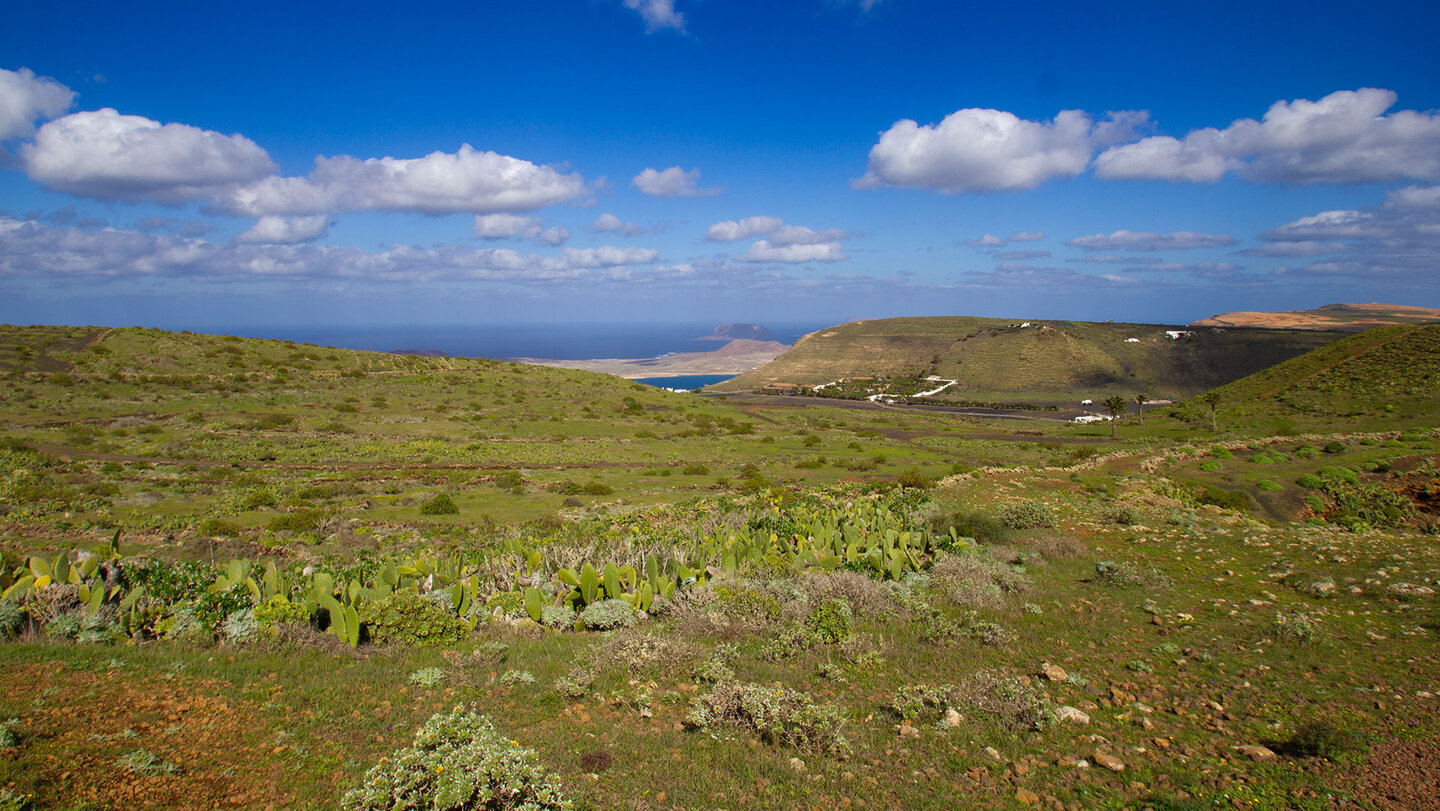 Blick nach La Graciosa hinter dem Tal von Guinate