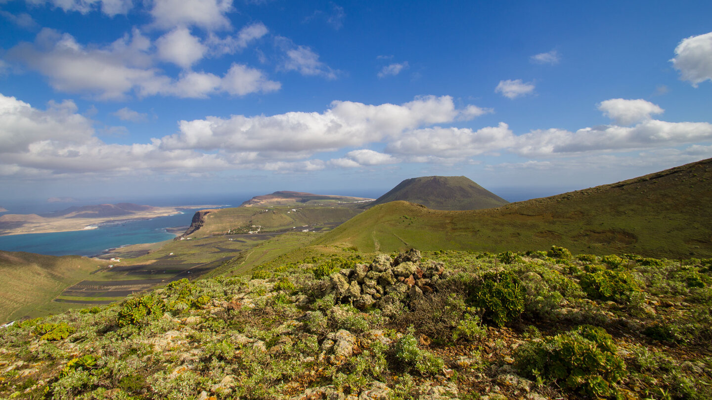 Ausblick vom La Quemada aufs Risco de Famara und die Inseln