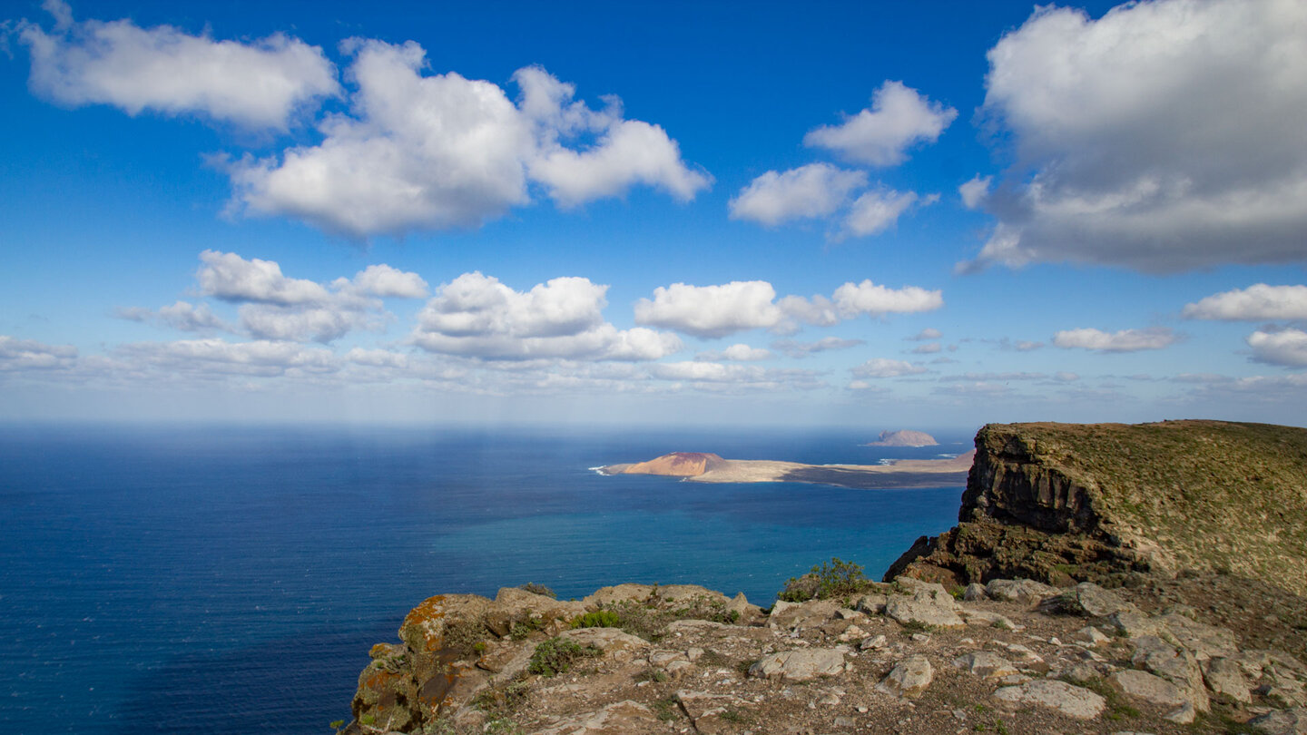 Blick von den Klippen des Famara-Massivs auf La Graciosa und Montaña Clara