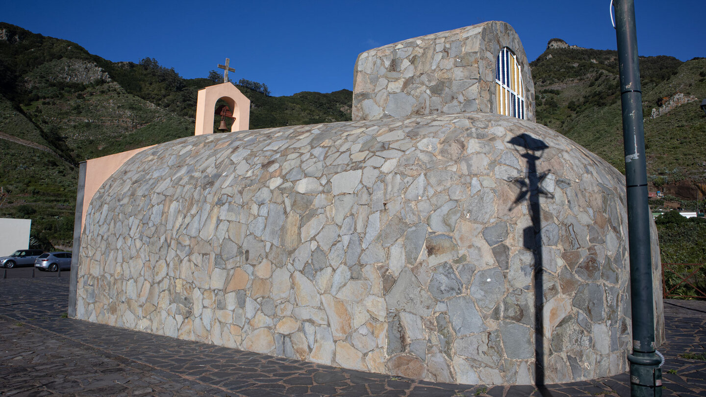 die kuriose Rückseite der Kirche von Los Catalanes erinnert an die Form eines Bunkers die Rückseite der Kirche von Los Catalanes erinnert an einen Bunkers