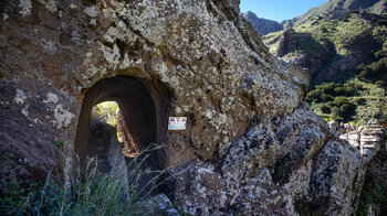 Tunnel durch den Fels am Canal de Chabuco