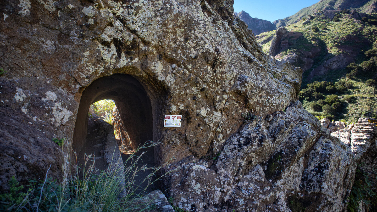 Tunnel durch den Fels am Canal de Chabuco