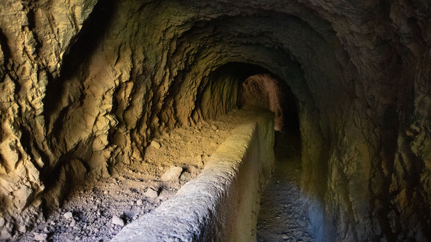 Wanderpfad durch den Tunnel am Canal de Chabuco