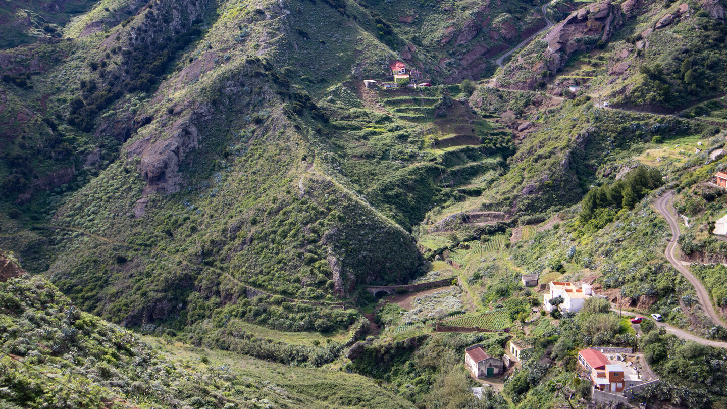 die Häuser von Los Catalanes vor dem Abstiegspfad in die Schlucht