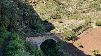 Aquädukt in der Schlucht bei Los Catalanes
