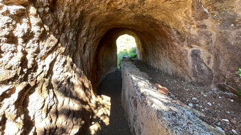 Eintritt in einen der Tunnel auf der Kanalwanderung