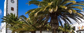 die Plaza Léon y Castillo mit dem Rathaus in San Bartolomé auf Lanzarote