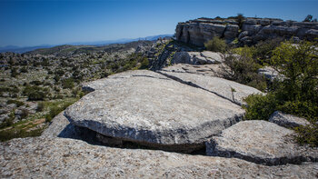 Felsplattformen mit Ausblick auf die Felsformationen des Torcal de Antequera