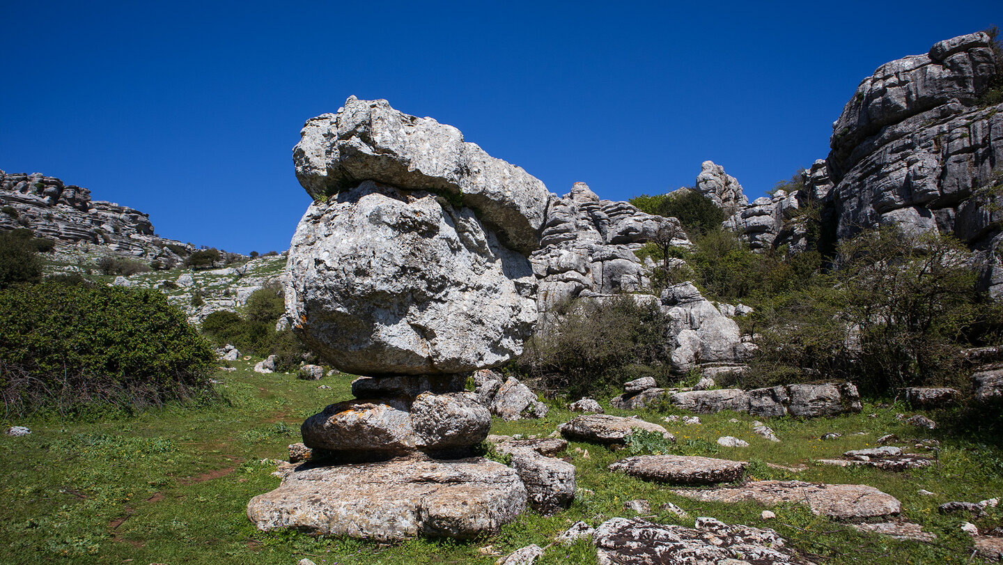 Wanderweg an der Felsformation La Maceta im Naturpark Torcal de Antequera Wanderweg bei La Maceta im Naturpark Torcal de Antequera