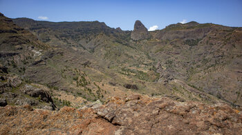 Blick vom Camino de Cabras über das Tal von Benchijigua zum Roque de Agando