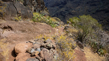 Abstieg über felsiges Terrain nach El Cabezo