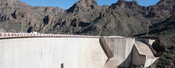 Staumauer des Stausees Embalse de Soria auf Gran Canaria
