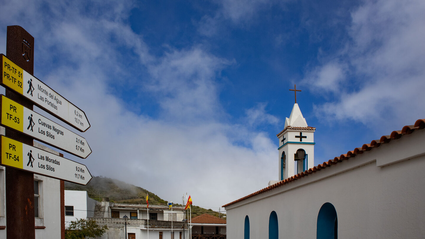 Wanderschilder an der Plaza de Erjos Los Silos