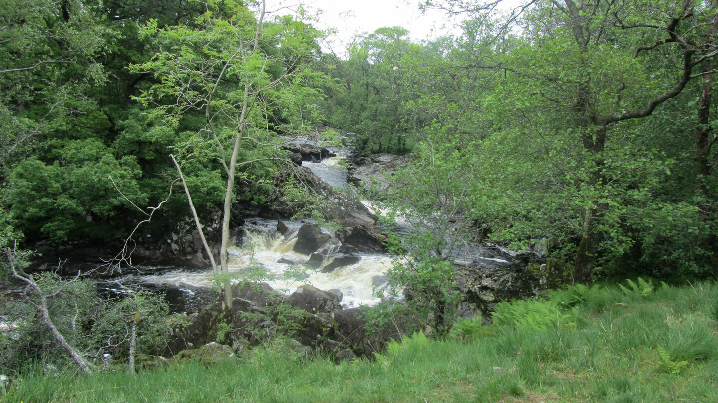 der wild schäumende River Falloch River Falloch