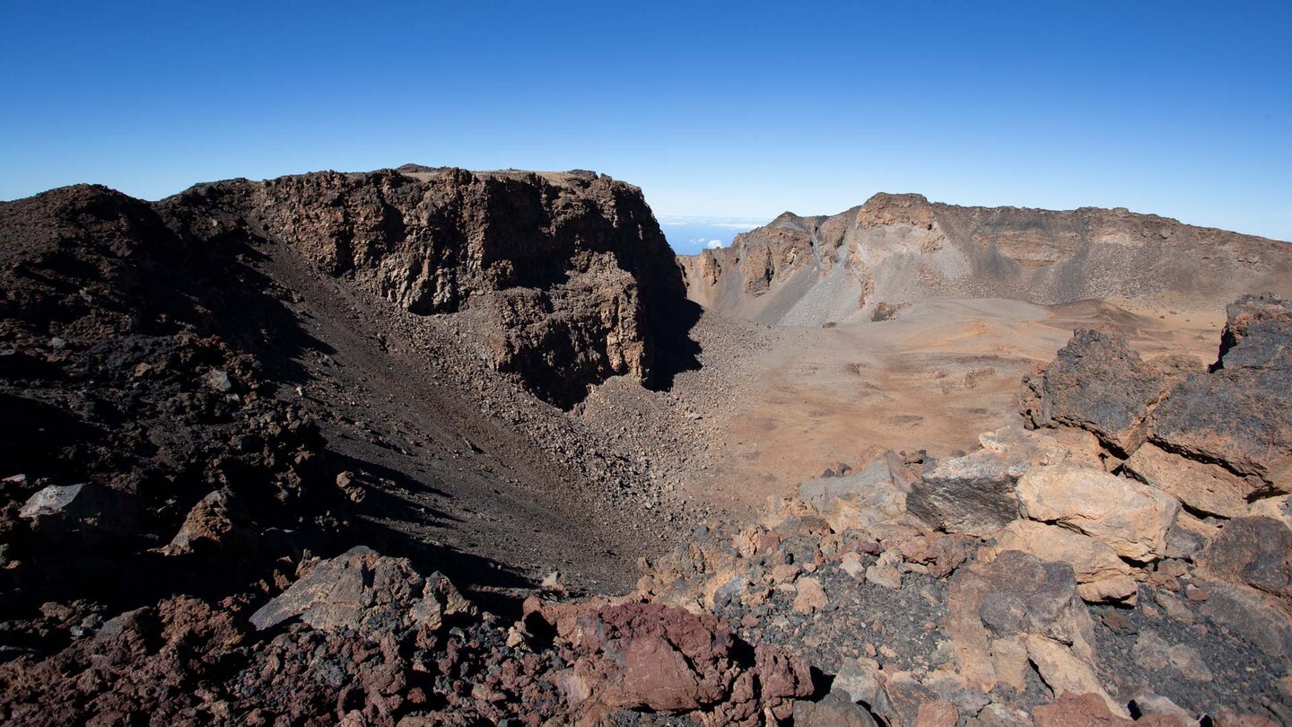 Einblick in den Vulkankrater des Pico Viejo auf dem Wanderweg 9