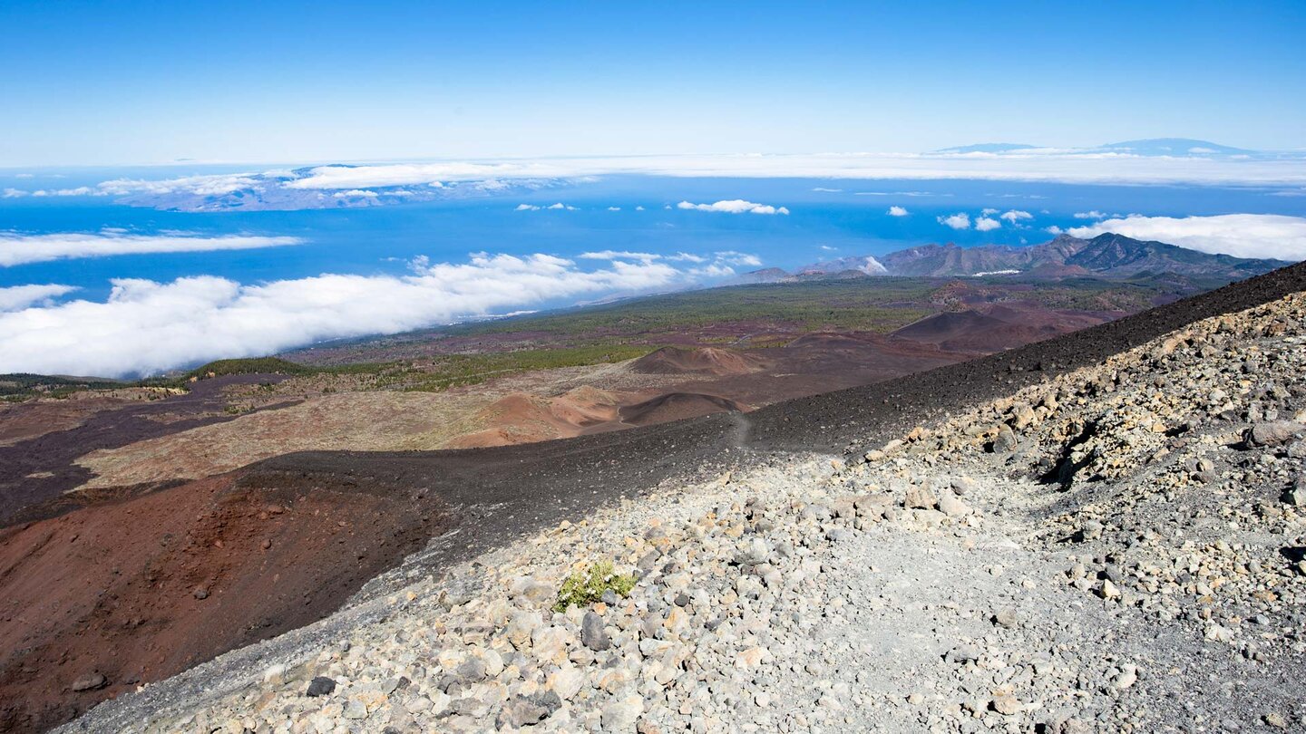 Wegverlauf des Wanderwegs 9 oberhalb der Narices del Teide mit Blick aufs Teno-Gebirge und die Inseln La Palma und La Gomera Wegverlauf des Wanderwegs 9 oberhalb der Narices del Teide mit Blick aufs Teno-Gebirge