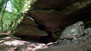 Eingang zur oberen Bärenhöhle am Rodalber Felsenwanderweg