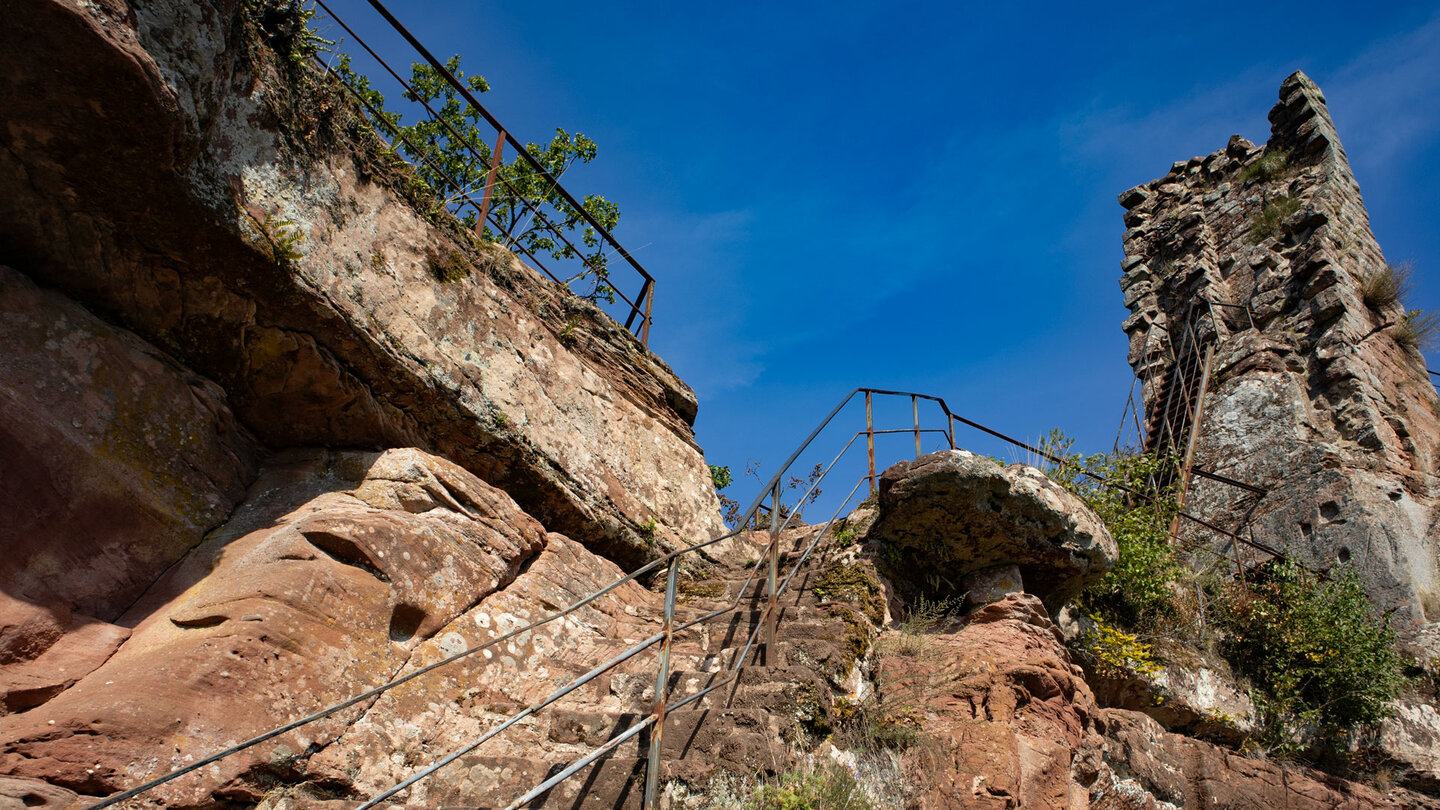 Aufstieg in der Ruine Luetzelhardt