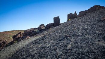 Wanderweg 2 Arenas Negras führt durch dunkle Vulkankiesflächen