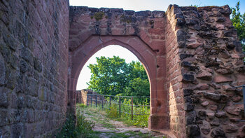 Torbogen zur Unterburg der Ruine Meistersel