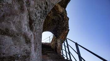 Felsentreppe zur Oberburg der Ruine Meistersel