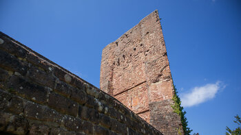 Schildmauer der Burgruine Ramburg
