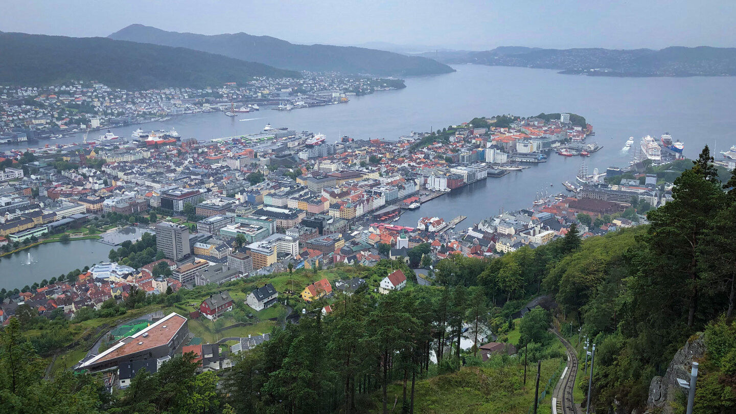 Blick vom Berg Fløyen auf Bergen