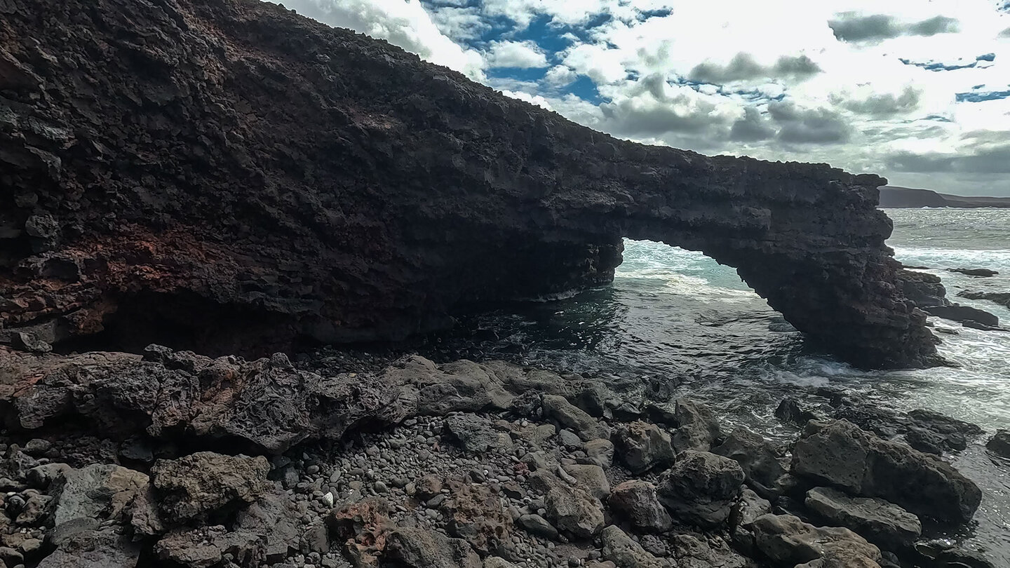 der Felsbogen Arco del Picacho beim Montaña Bermeja auf Lanzarote der Felsbogen Arco del Picacho beim Montaña Bermeja