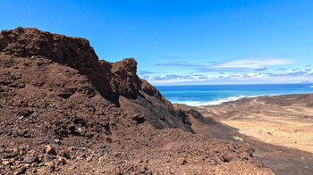 Blick vom Krater des Montaña Bermeja auf den Atlantik