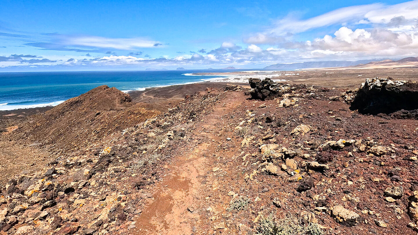 Ausblick vom Montaña Bermeja auf Famara und den Chinijo-Archipel mit La Graciosa Ausblick vom Montaña Bermeja auf Famara und den Chinijo-Archipel