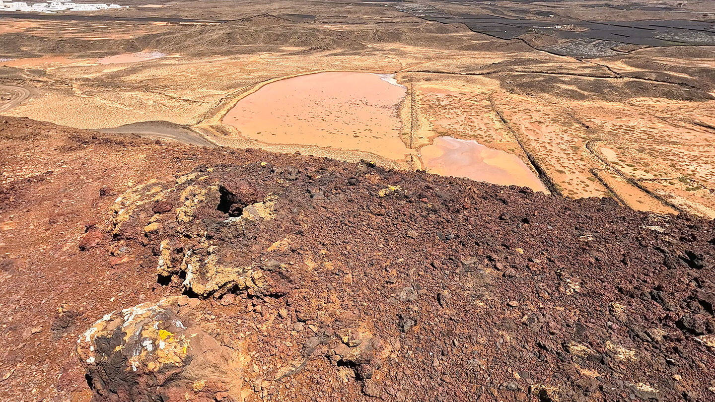 nach starken Regenfällen bilden sich am Fuße des Montaña Bermeja Lagunen nach starken Regenfällen bilden sich am Montaña Bermeja Lagunen