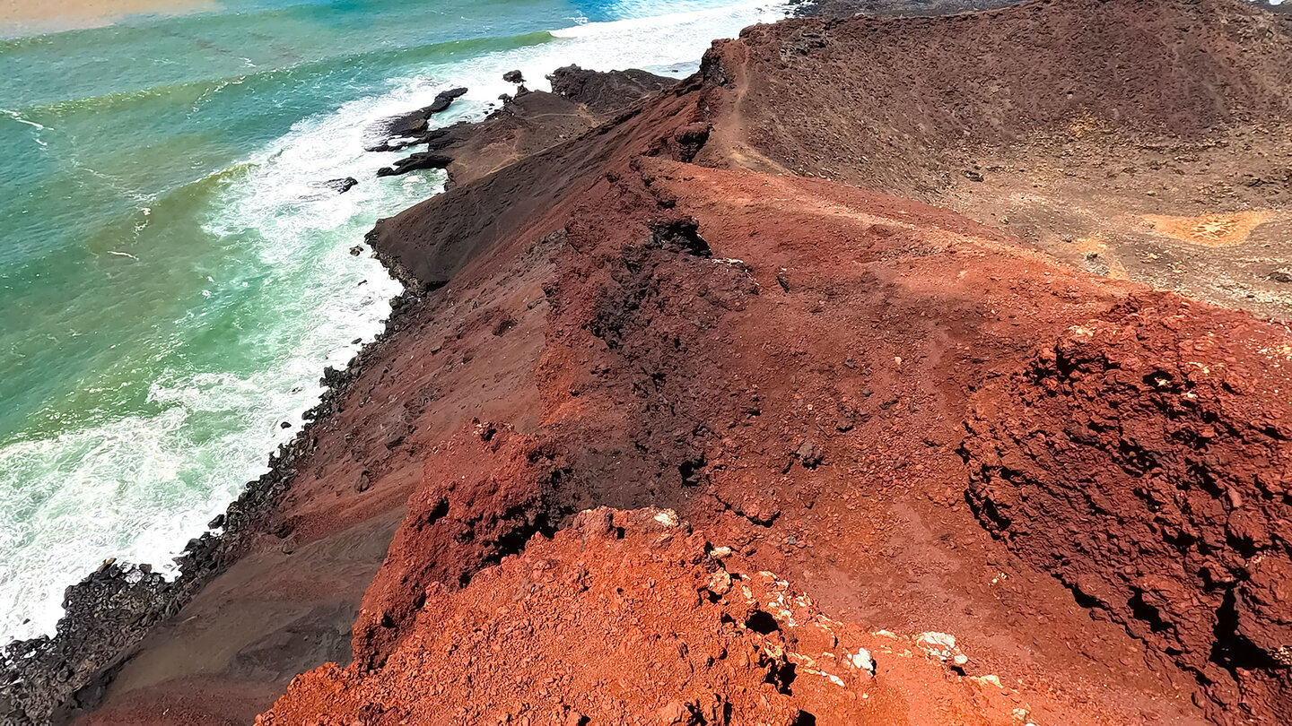 die steil zum Meer abfallenden Bergflanken des Montaña Bermeja die zum Meer abfallenden Bergflanken des Montaña Bermeja